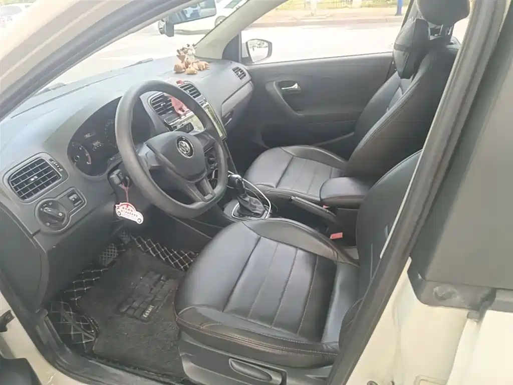 Volkswagen Polo 2016 1.4L Automatic Trend фото 11