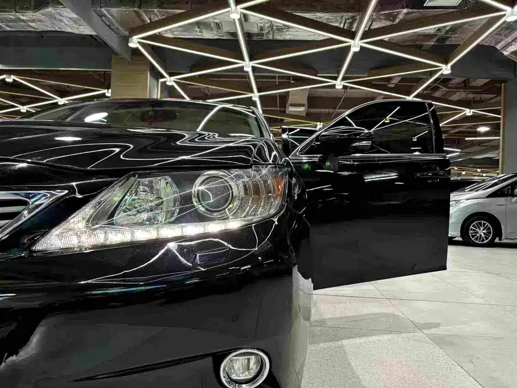 Фото 19 - Lexus ES