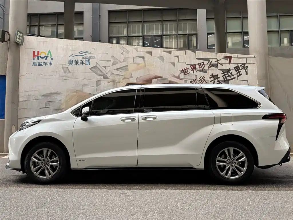 Toyota Sienna 2024 2.5L Hybrid 4WD Premium Edition фото 3
