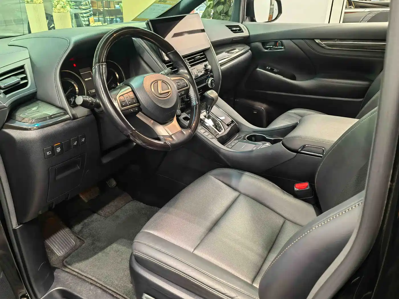 Lexus LM 2020 300h 4-Seat Imperial Edition фото 2