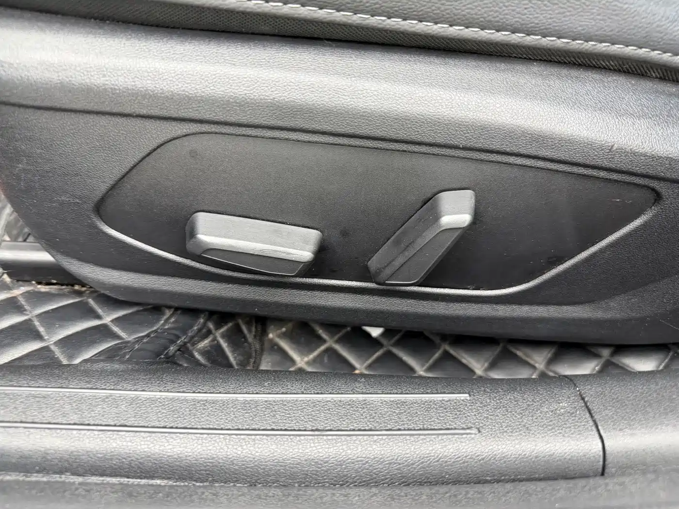 Hyundai Elantra 2022 1.5L CVT LUX Premium Edition фото 9