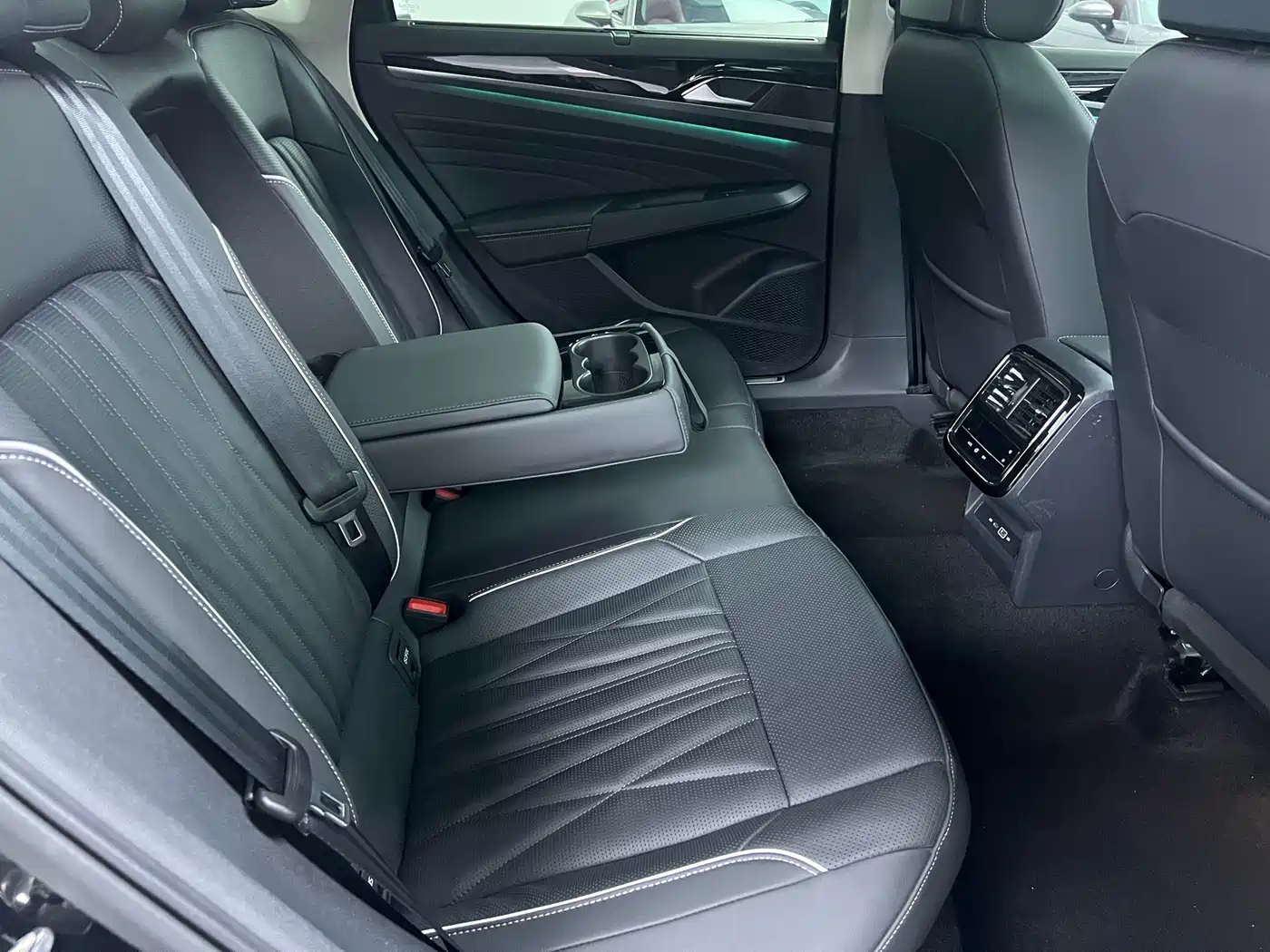 Volkswagen Passat 2023 380TSI Luxury Edition фото 11