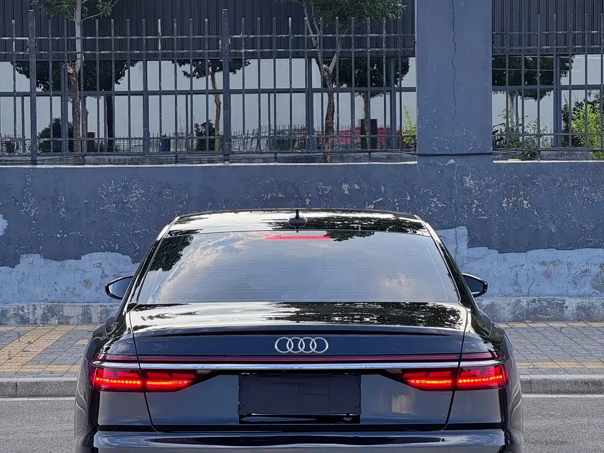 AUDI A8