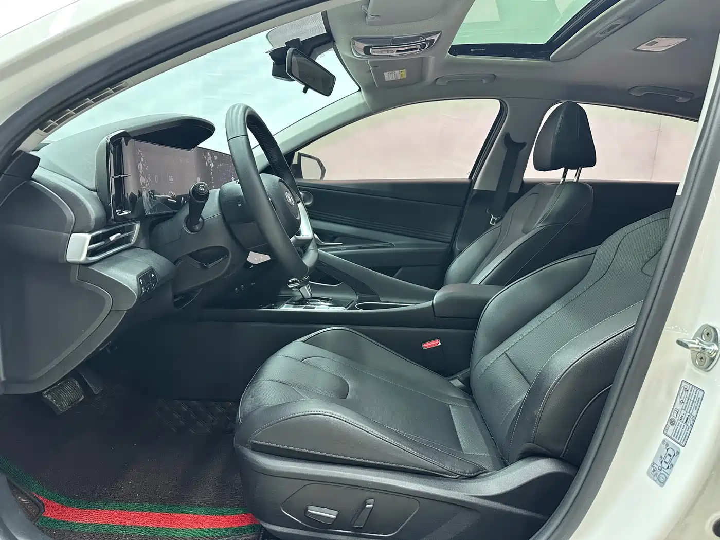 Hyundai Elantra 2021 1.5L CVT LUX Premium Edition фото 13