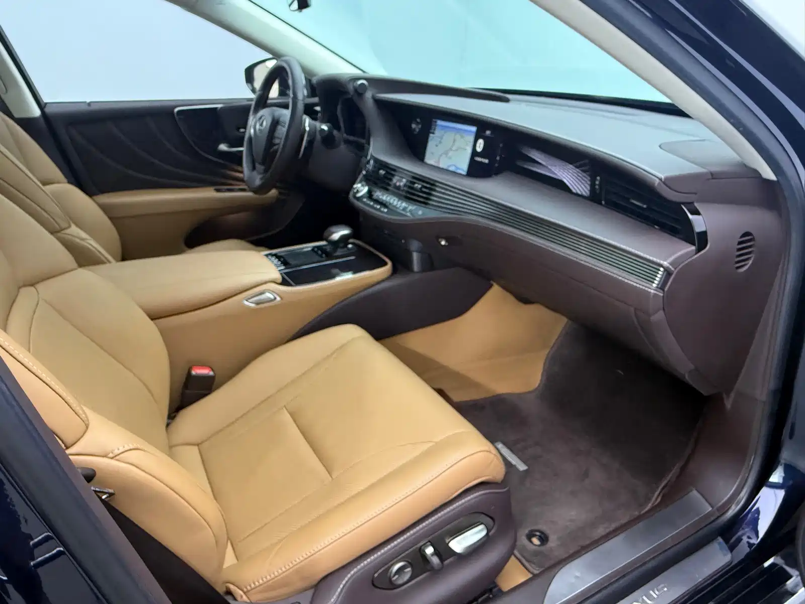 Фото 9 - Lexus LS