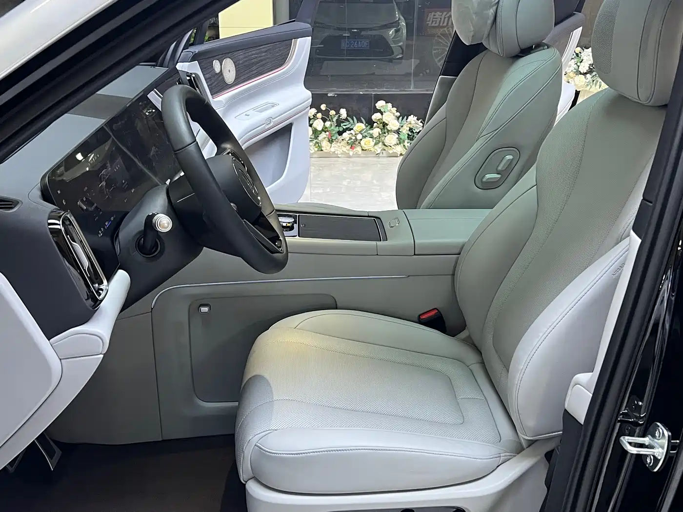 AITO Wenjie AITO M9 2024 Extended Range Ultra 42kWh 6-Seater фото 4
