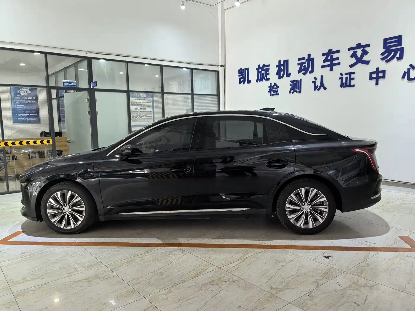 Hongqi HONGQI E QM5