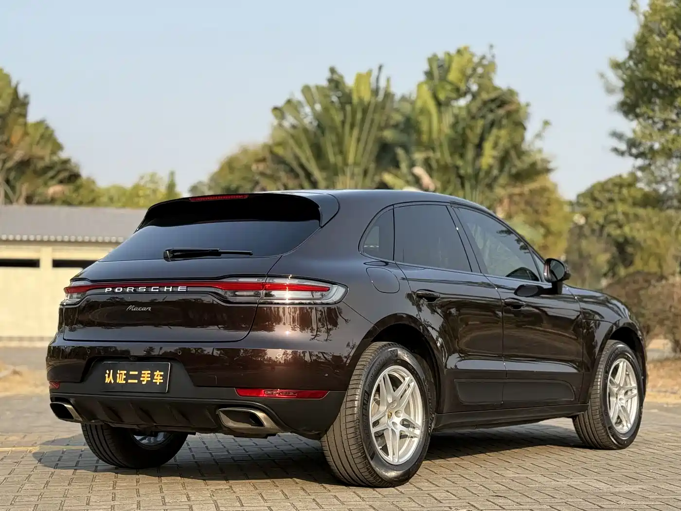 PORSCHE MACAN
