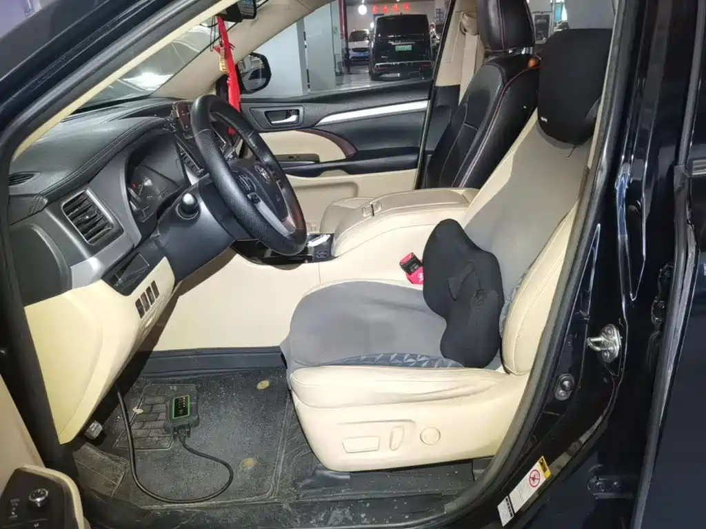 Photo 15 - Toyota Highlander