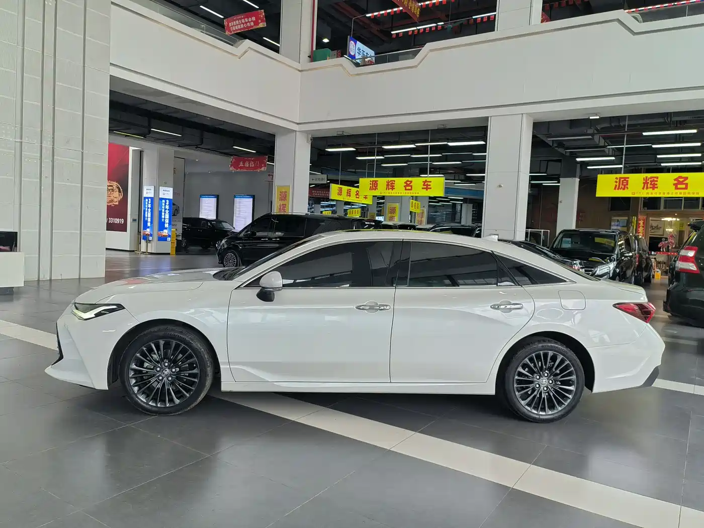 Toyota Avalon 2022 2.0L XLE Premium фото 3