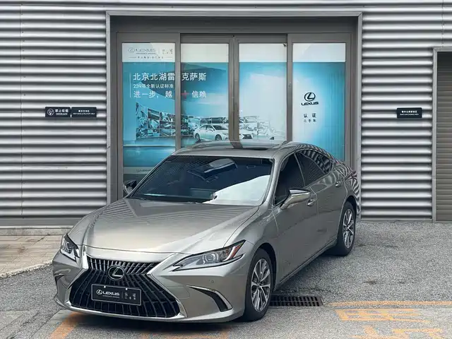 Lexus ES 2022 300h Excellence Edition — фото 1