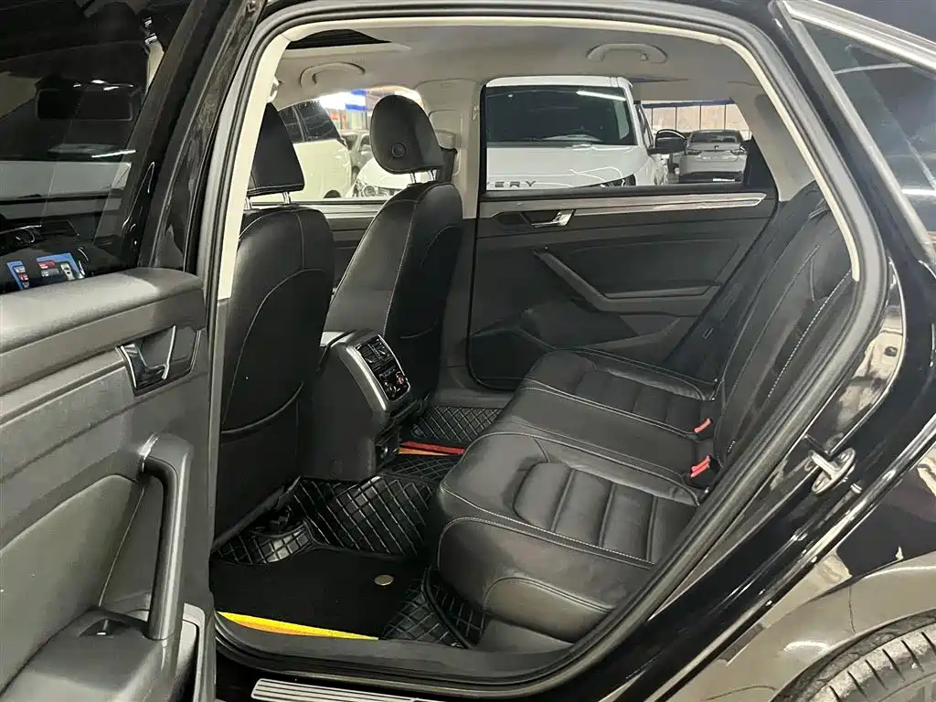 Volkswagen Passat 2017 330TSI DSG Prestige фото 6