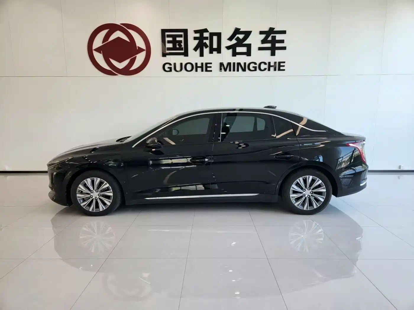 Hongqi E-QM5 2022 431km Charging Enjoyment Edition фото 3