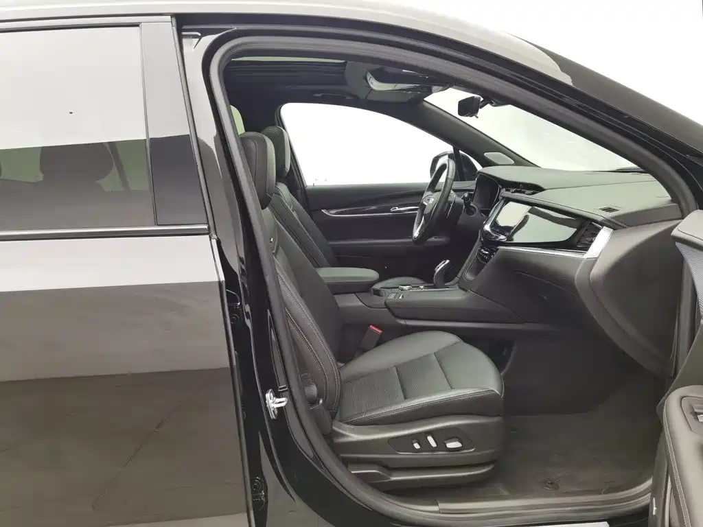 Фото 23 - Cadillac XT6
