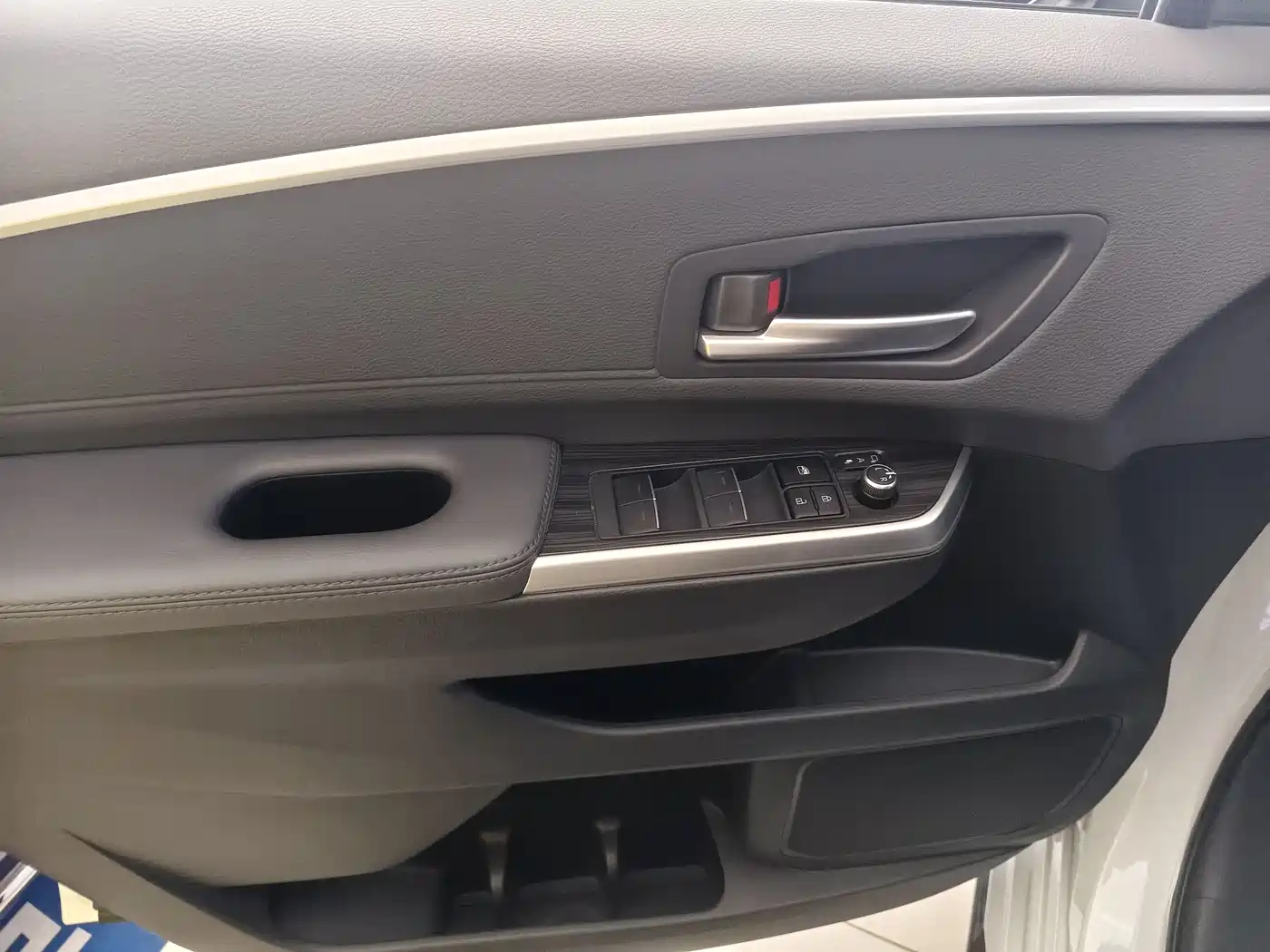 Toyota Sienna 2024 2.5L Hybrid Ultimate Premium Edition фото 7