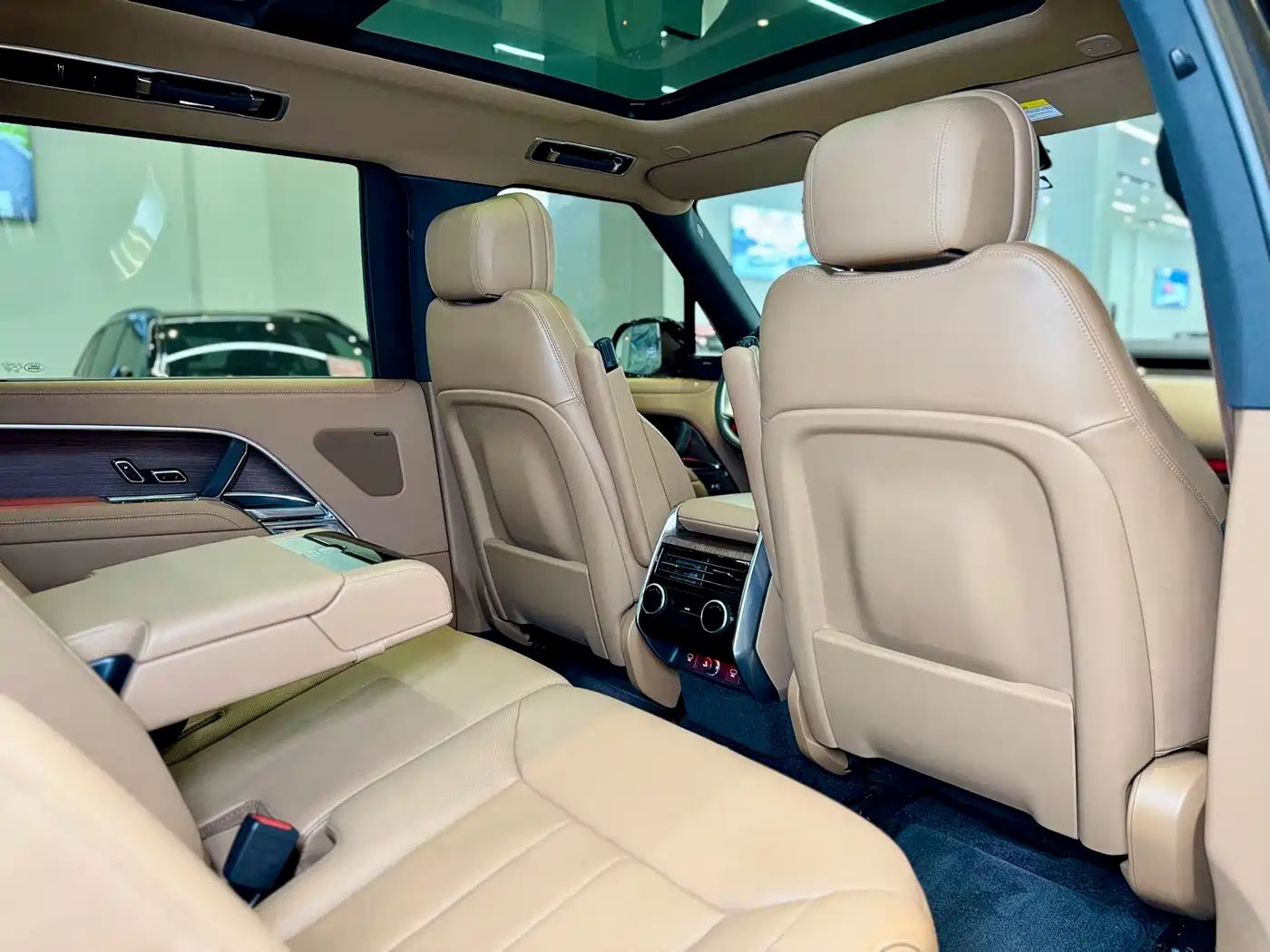 Land Rover Range Rover 2024 3.0 L6 400PS Golden Age Extended 7-Seater фото 12