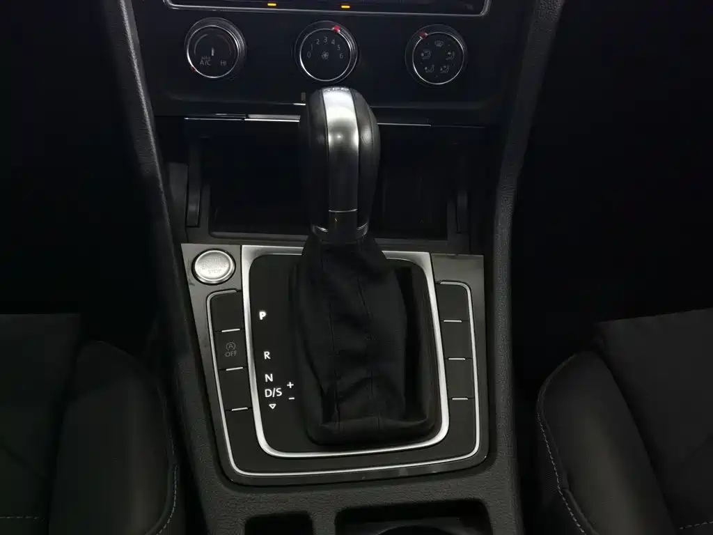 Photo 13 - Volkswagen Golf
