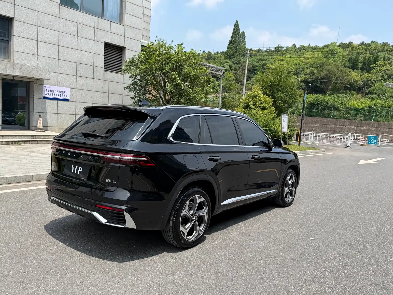 Фото 2 - Geely Monjaro