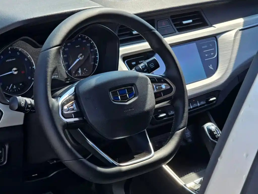 Фото 8 - Geely Vision X3