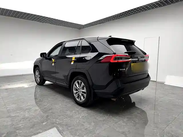 Toyota Wildlander 2023 2.0L CVT FWD LE фото 4