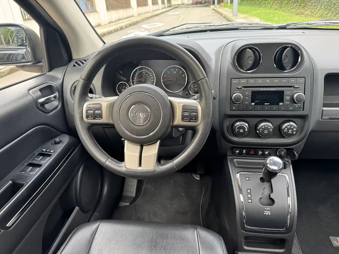 Photo 16 - Jeep Compass (Import)