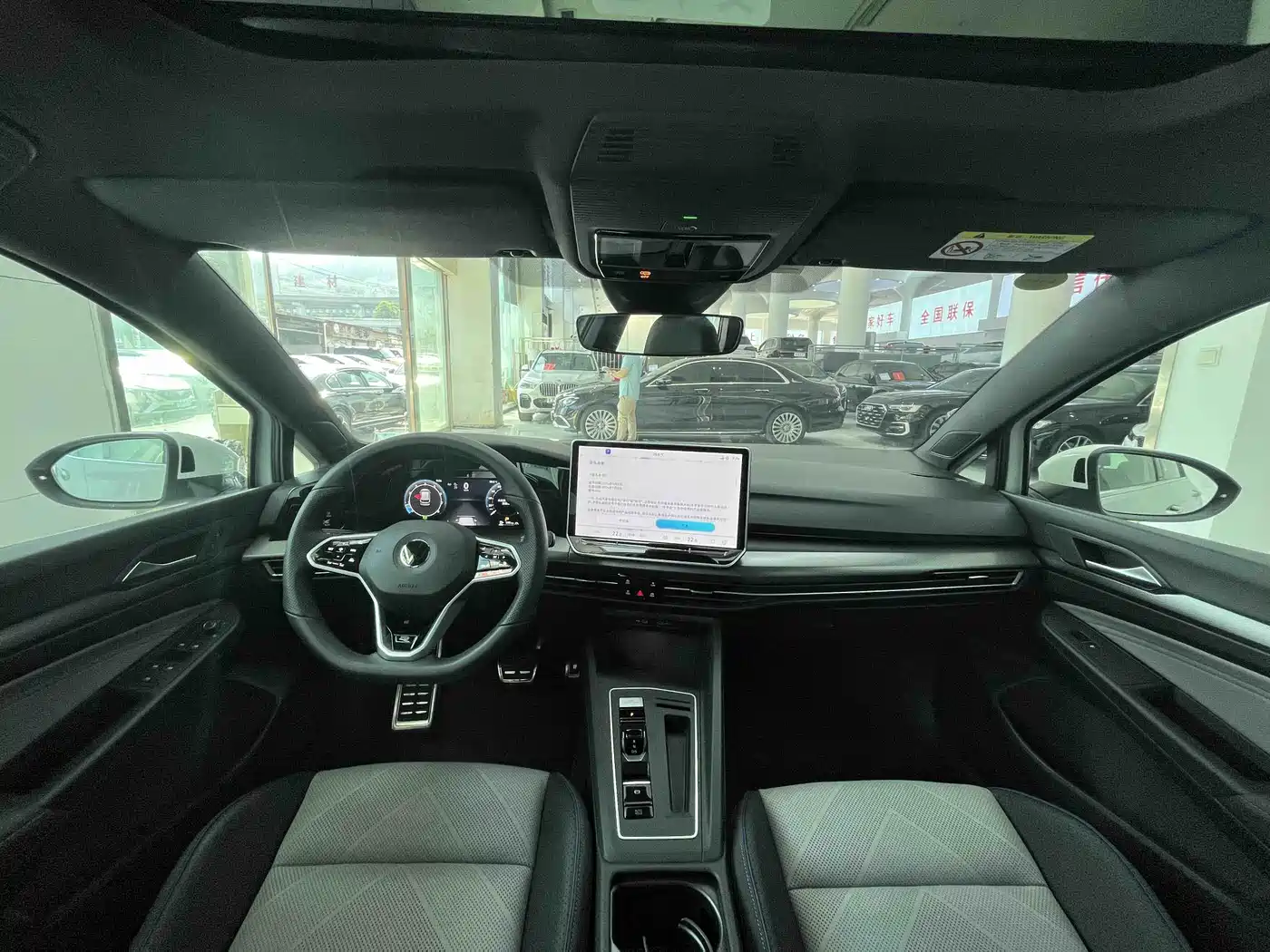 Volkswagen Golf 2025 Facelift 300TSI R-Line фото 14