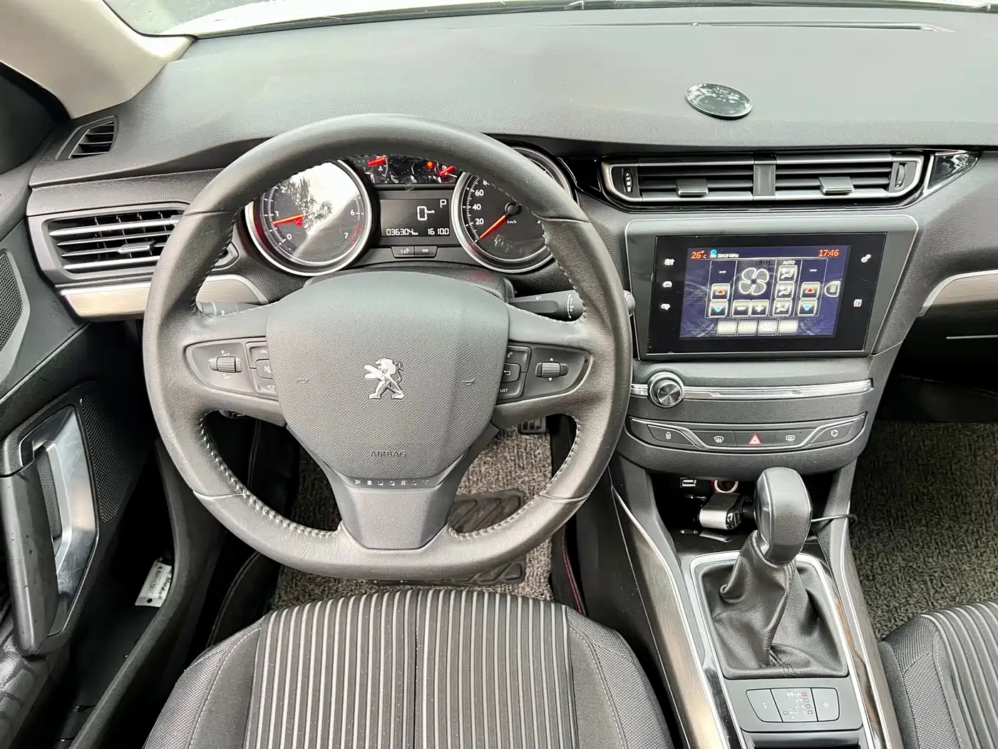 Peugeot 408 2015 Model 1.2T Automatic Luxury Edition фото 10