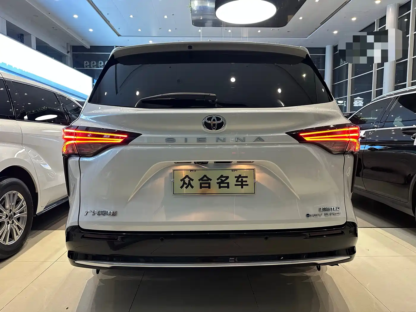 Toyota Sienna 2024 2.5L Hybrid 4WD Premium Edition фото 5