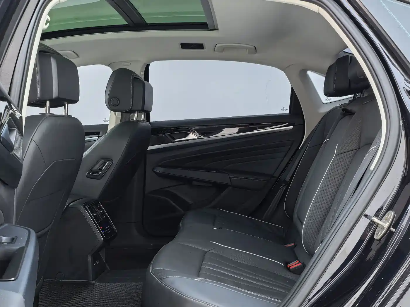 Volkswagen Passat 2024 380TSI Starlight Dragon Soaring Edition фото 8