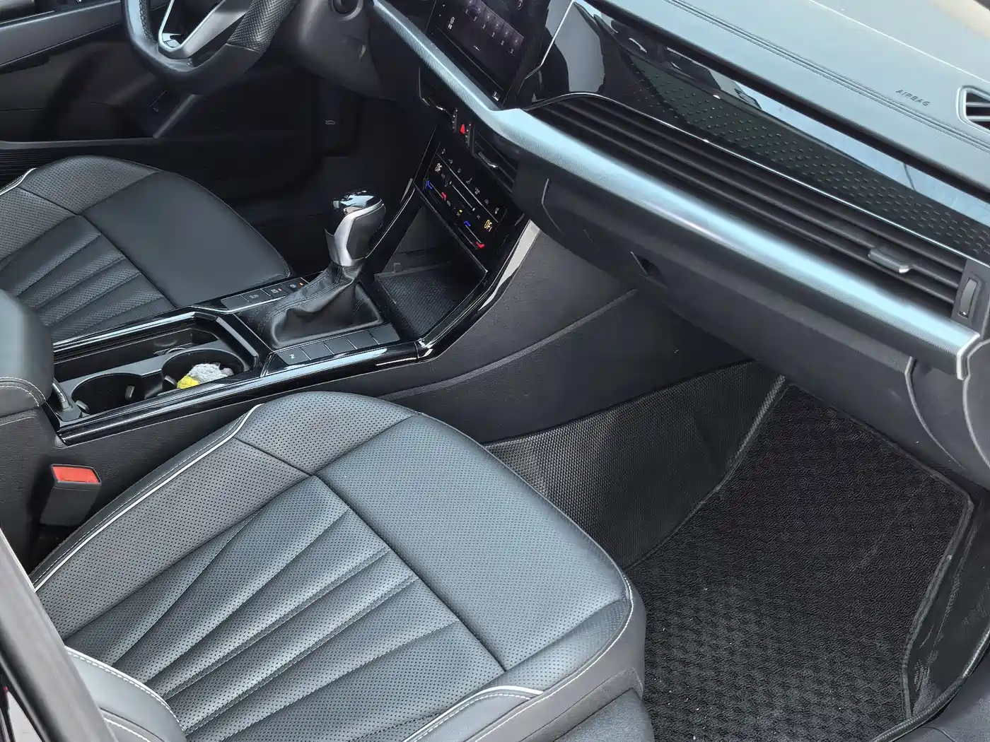 Volkswagen Passat 2024 380TSI Starlight Dragon Soaring Edition фото 19