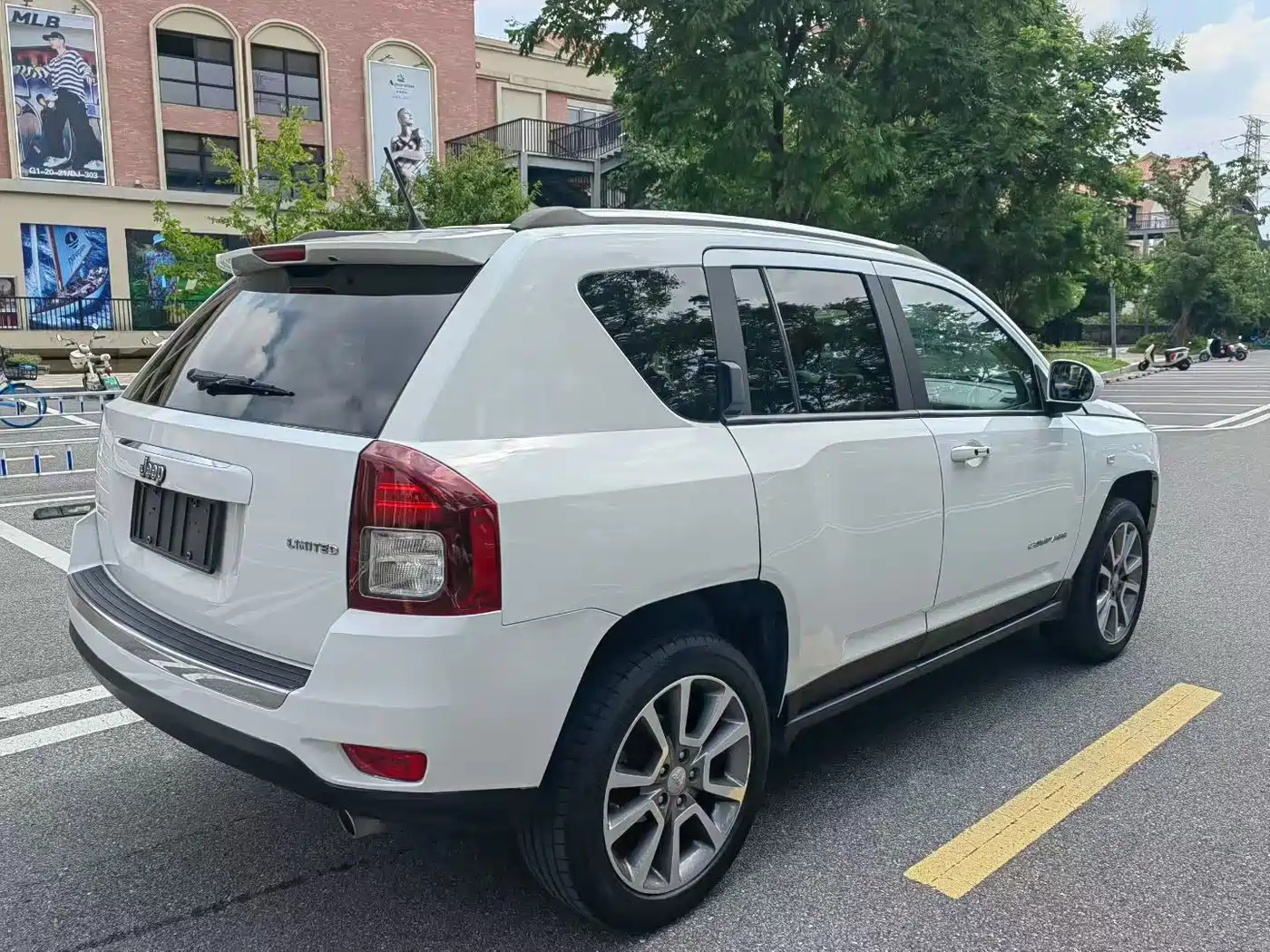 Photo 9 - Jeep Compass (Import)