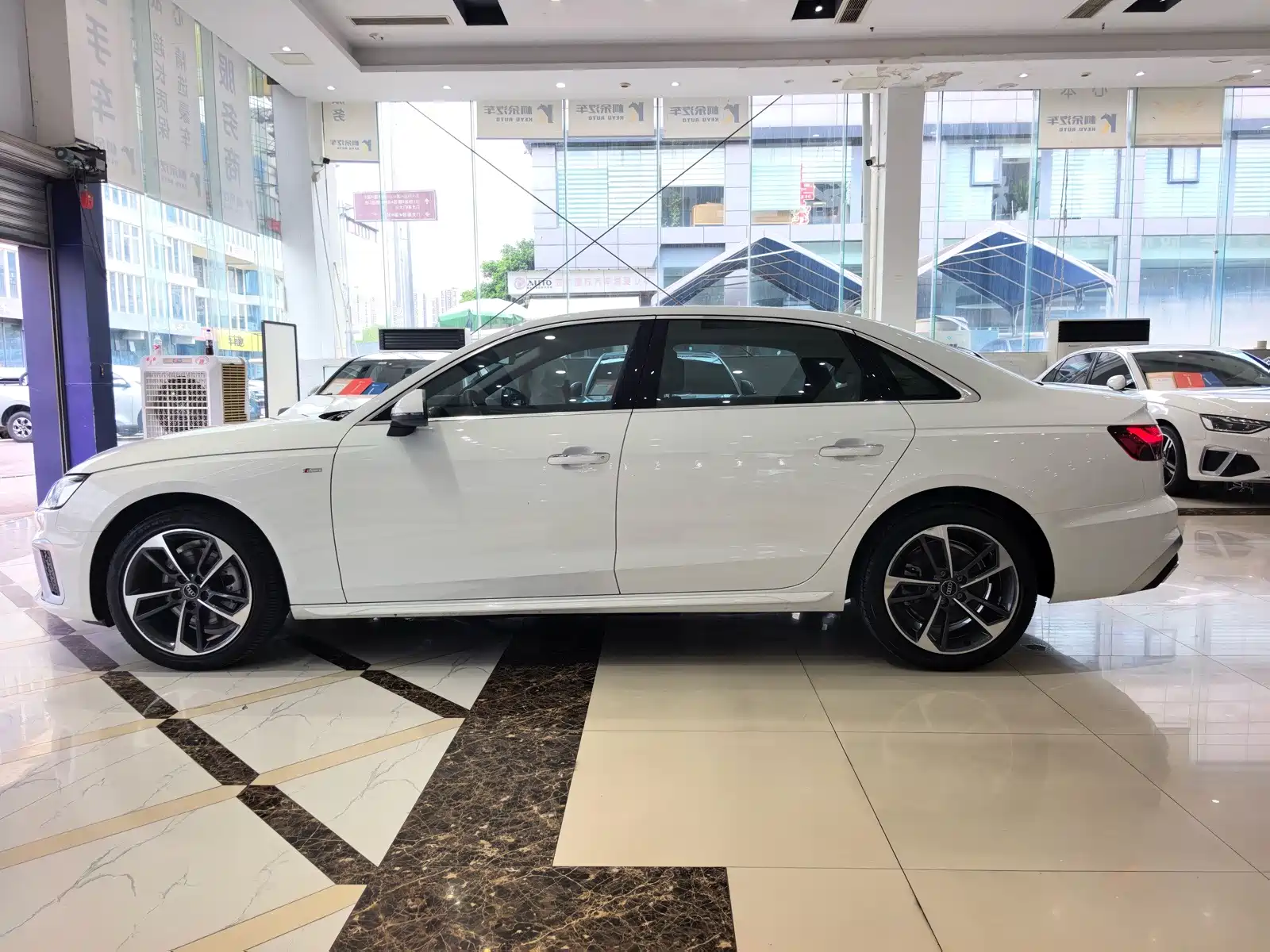 Photo 20 - Audi A4L