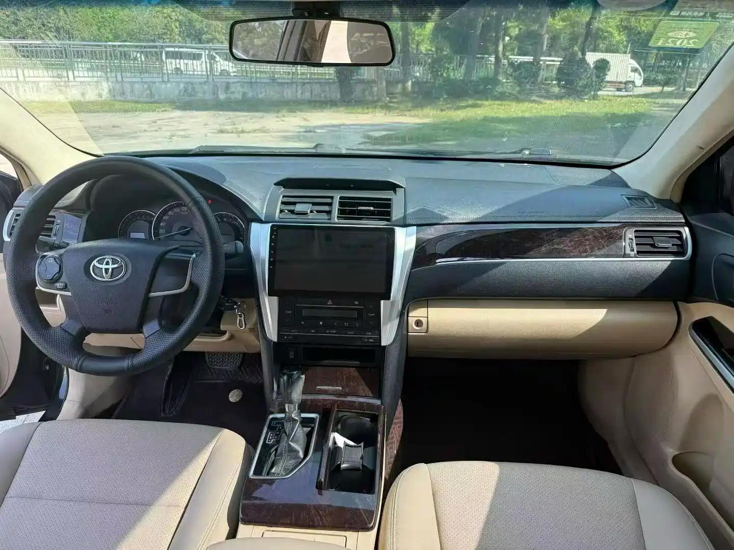 Фото 8 - Toyota Camry