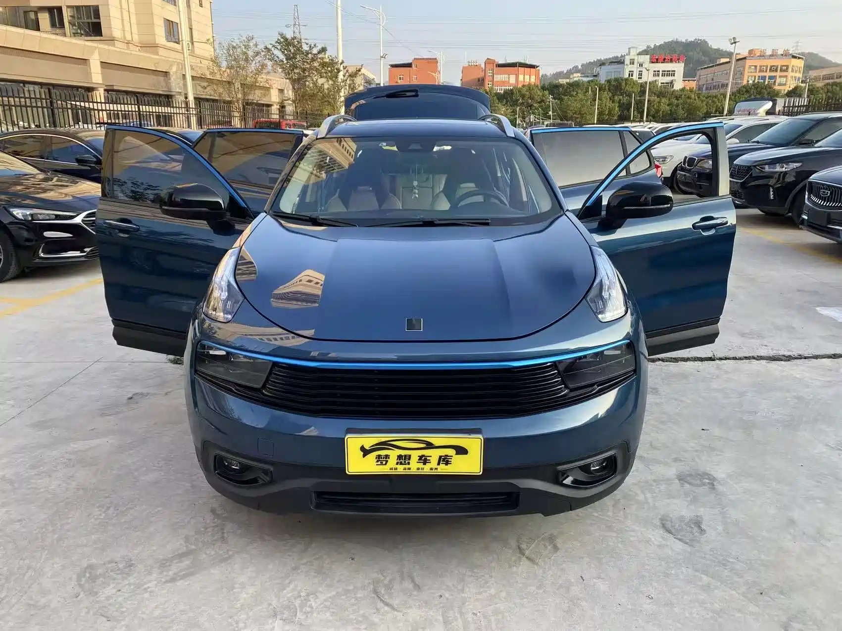 Photo 7 - Lynk & Co 01