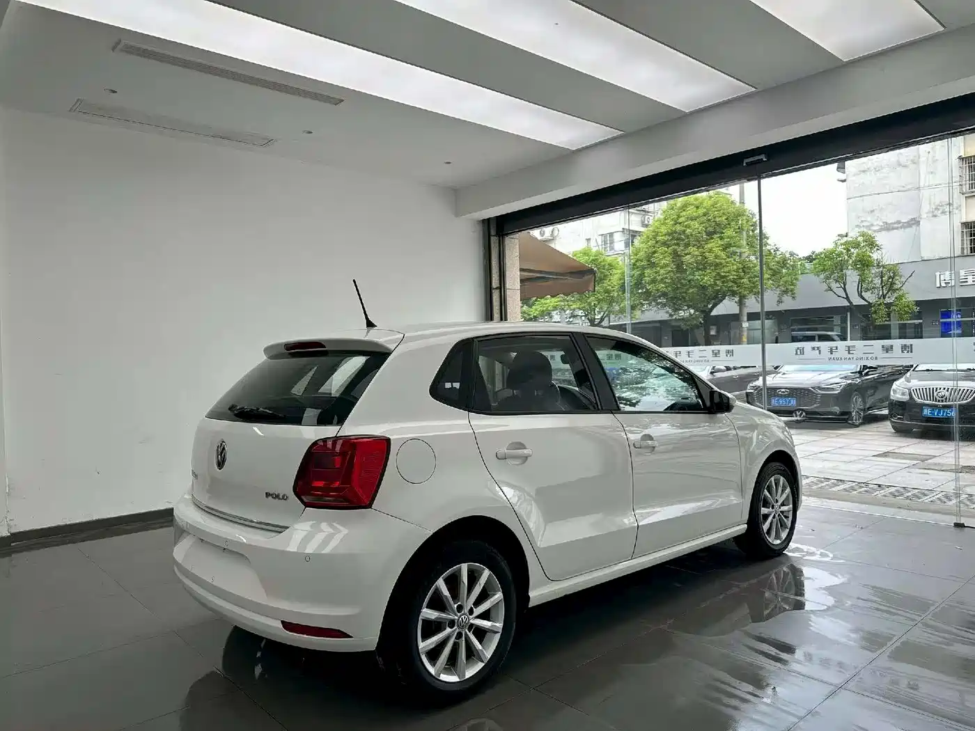 Volkswagen Polo 2014 1.4L Automatic Luxury Edition фото 9