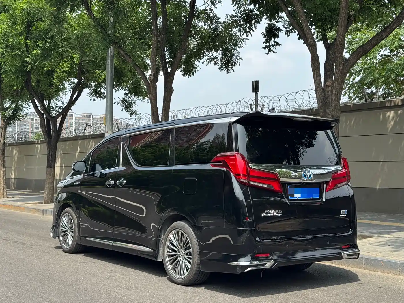 Toyota Alphard 2020 Hybrid 2.5L Premium Edition фото 2