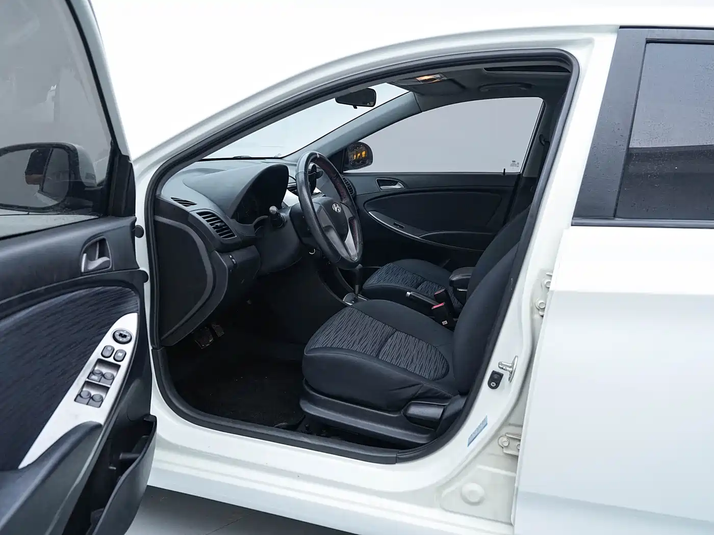 Hyundai Reina 2014 Model 1.4L Automatic GLX фото 16