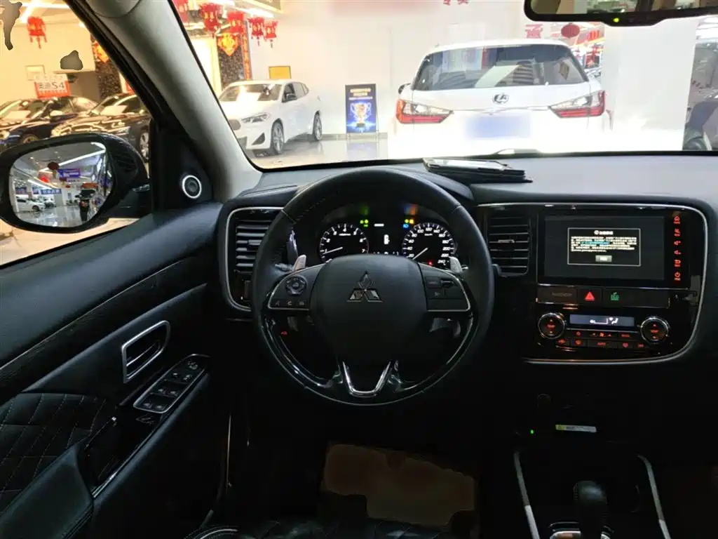 MITSUBISHI OUTLANDER