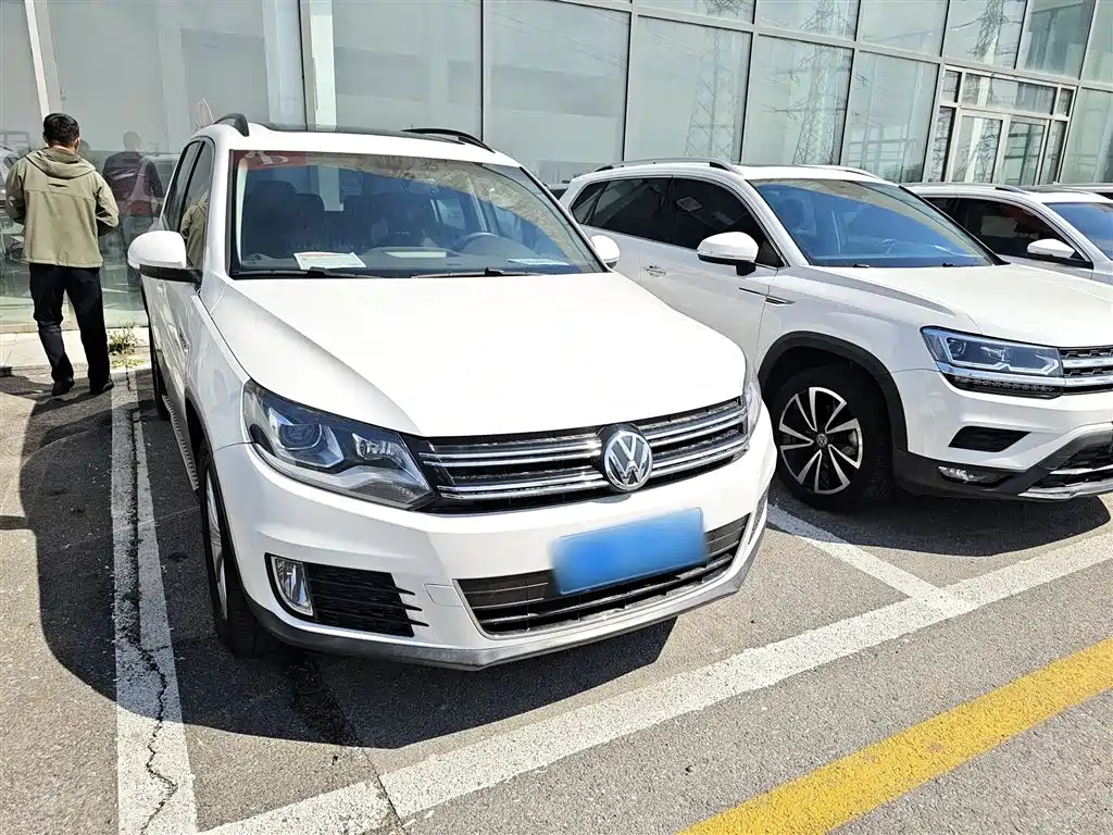 VOLKSWAGEN TIGUAN
