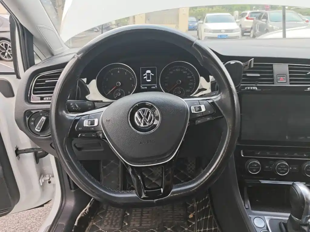 Photo 11 - Volkswagen Golf
