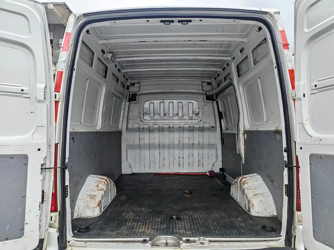 SAIC Maxus Xintu V80 2019 2.0T Plus 6MT Panel Van Short Wheelbase Medium Roof 2-3-seater фото 5