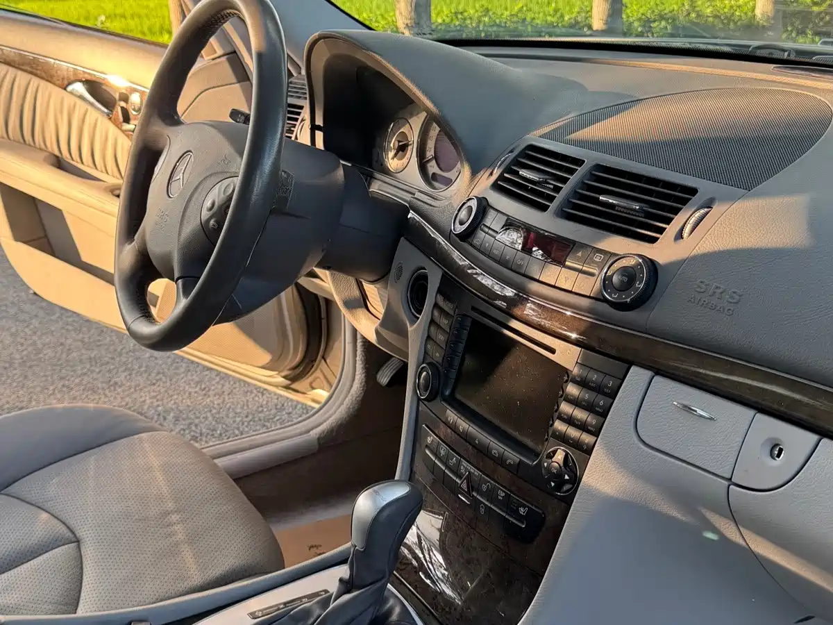 Photo 17 - Mercedes-Benz E-Class
