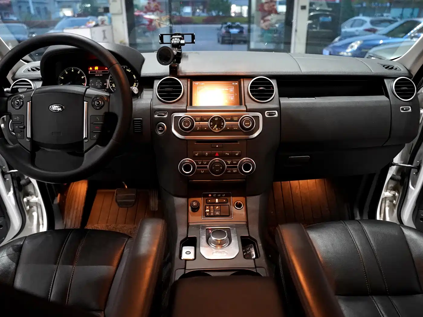 Land Rover Discovery 2015 3.0 SC V6 SE фото 10