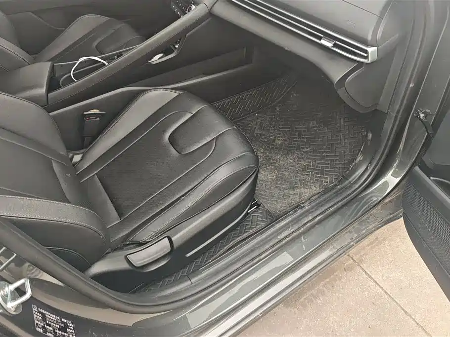 Hyundai Elantra 2023 Model 1.5L CVT LUX Premium Edition фото 8