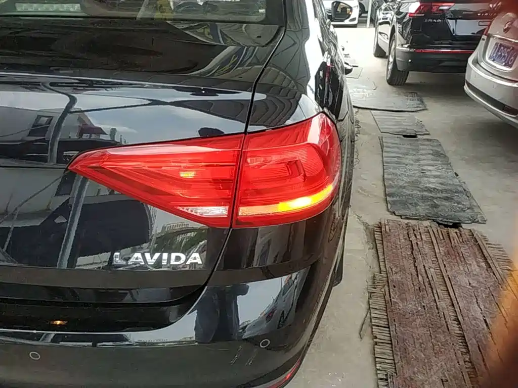 Volkswagen Lavida 2017 1.6L Manual Trend Edition фото 8