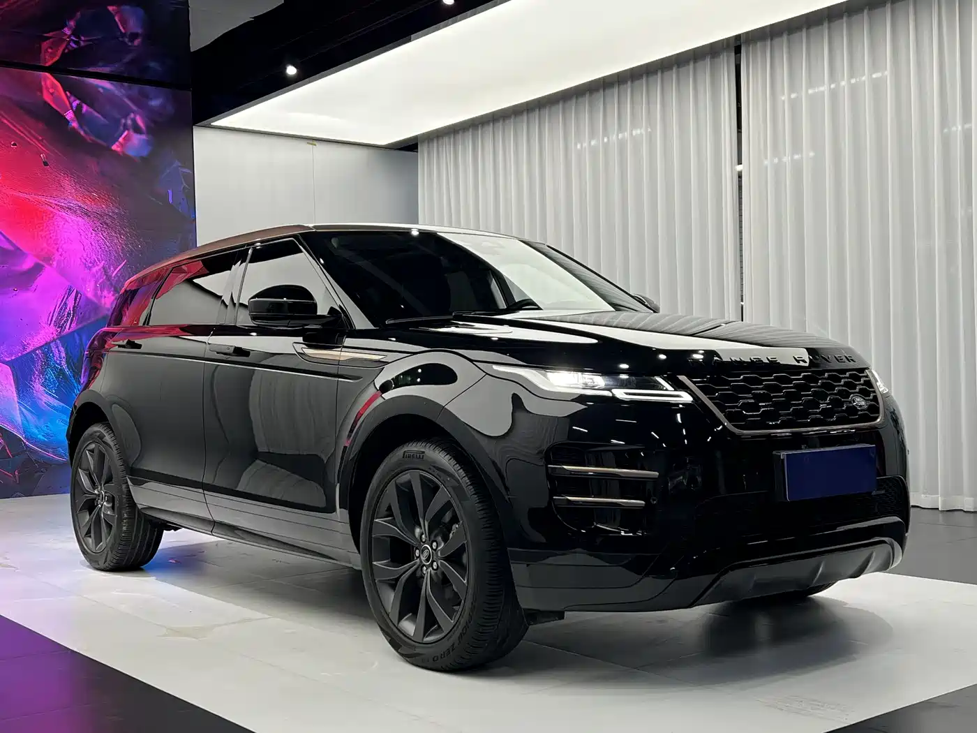 Land Rover Range Rover Evoque 2023 Range Rover Evoque L 249PS Corinthian Bronze Special Edition фото 3