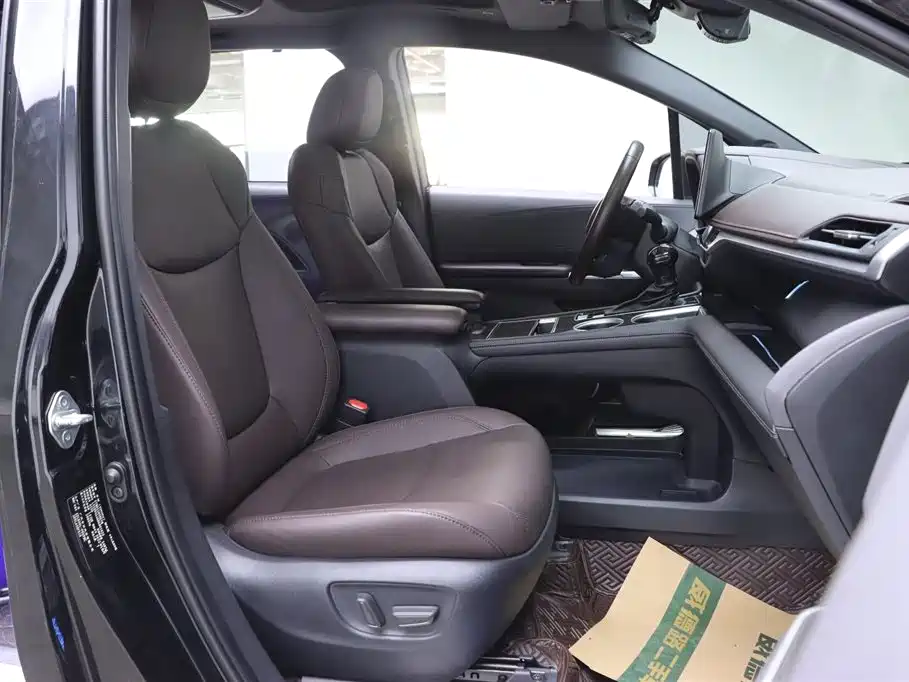 Toyota Sienna 2021 2.5L Hybrid Platinum Edition фото 17