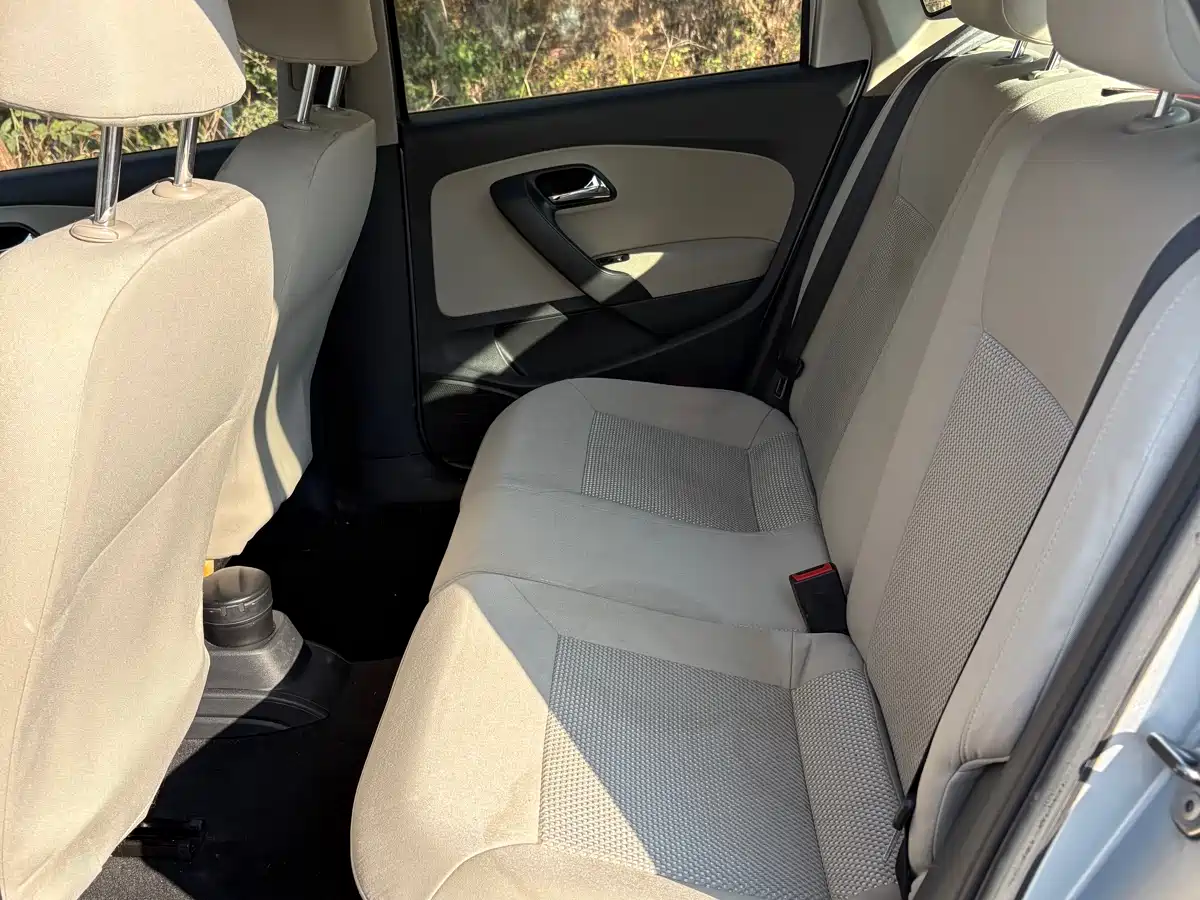Volkswagen Polo 2011 1.6L Automatic Cool Edition фото 6
