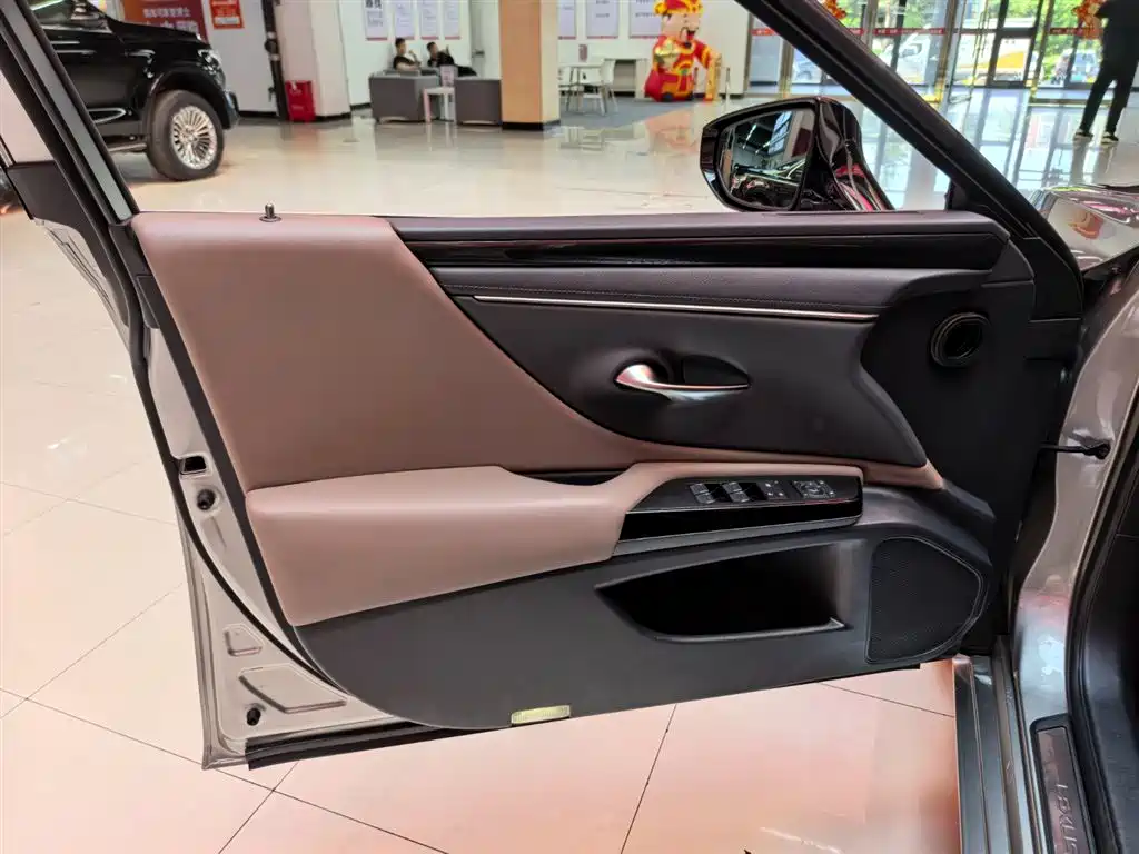 Lexus ES 2023 200 Excellence Edition фото 6