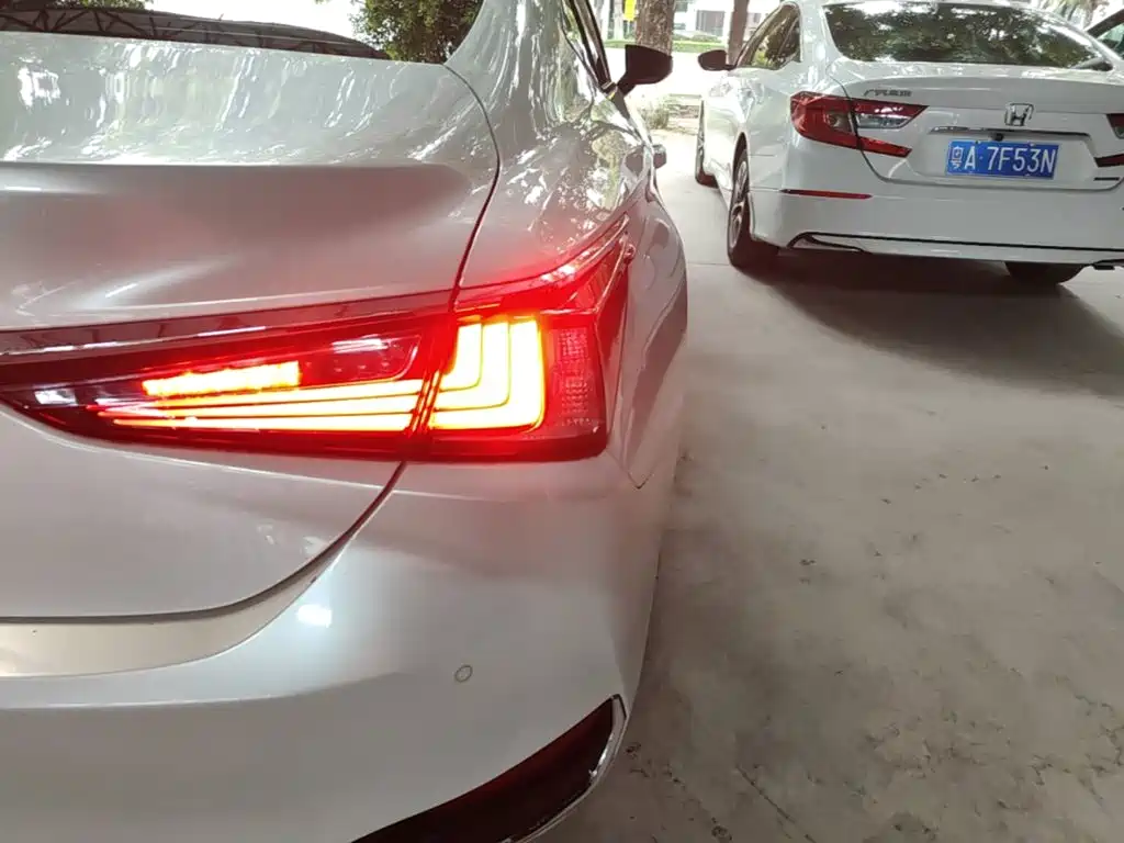 Фото 8 - Lexus ES